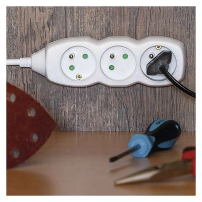 Prodlužovací kabel 1,5 m / 3 zásuvky / bílý / PVC / 1 mm2