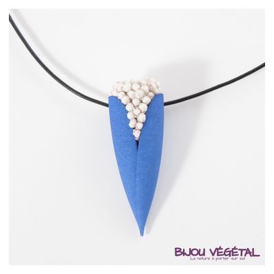 Živé šperky - Náhrdelník Tulipán modrý s trvalými bílými květy