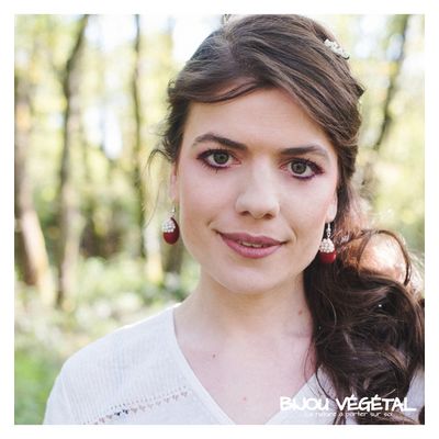 Živé šperky - Náušnice Slza červené  s trvalými bílými květy