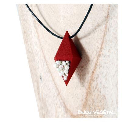 Živé šperky - Náhrdelník Diamant červený s trvalými bílými květy