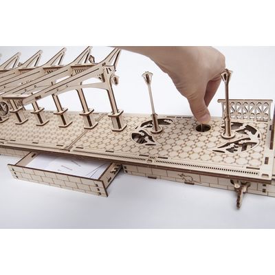 Ugears 3D dřevěné mechanické puzzle Železniční nástupiště