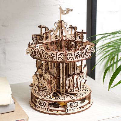 Ugears 3D dřevěné mechanické puzzle Kolotoč