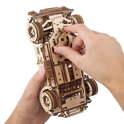 Ugears 3D dřevěné mechanické puzzle Driftující závoďák Cobra