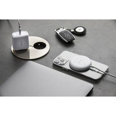Epico bezdrátová nabíječka s podporou uchycení MagSafe a s adaptérem v balení - bílá