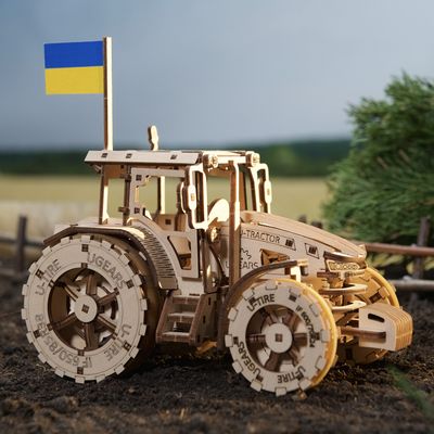 Ugears 3D dřevěné mechanické puzzle Traktor Wins