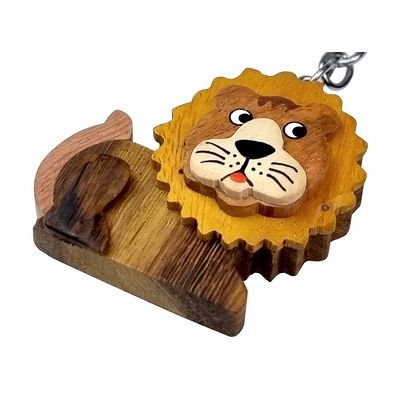 2Kids Toys Dřevěná klíčenka velká Lev ležící