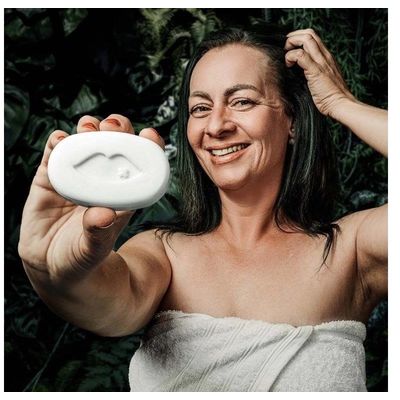 BusyB Tuhý šampon na vlasy Becky Blossom 70 g
