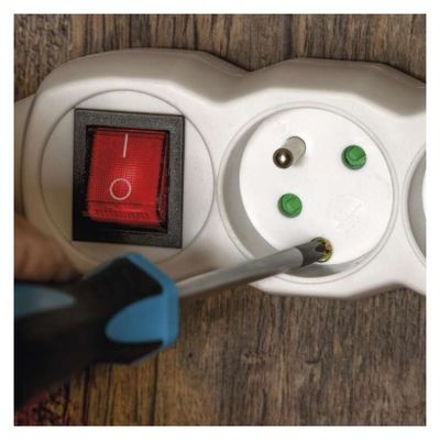 Prodlužovací kabel 5 m / 5 zásuvek / s vypínačem / bílý / PVC / 1,5 mm2