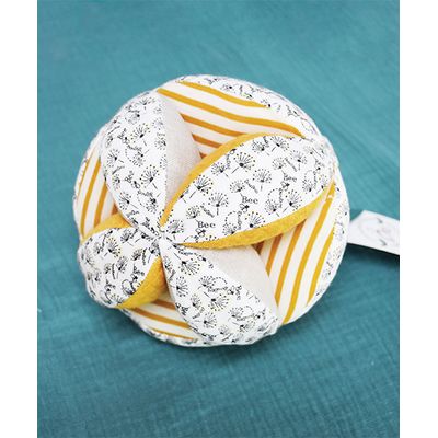 Doudou Textilní aktivní míč s chrastítkem včelka 15 cm