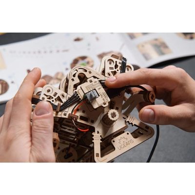 Ugears 3D dřevěné mechanické puzzle Motor V8