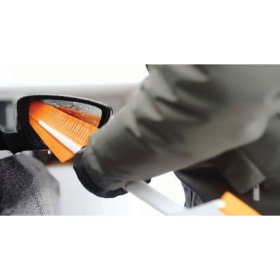 Fiskars Škrabka na led a koště SnowXpert