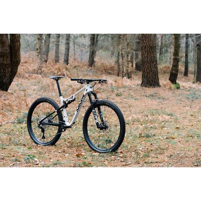 Celoodpružené kolo MMR KENTA 10 - Light Grey N Black - vel.L 24/2025